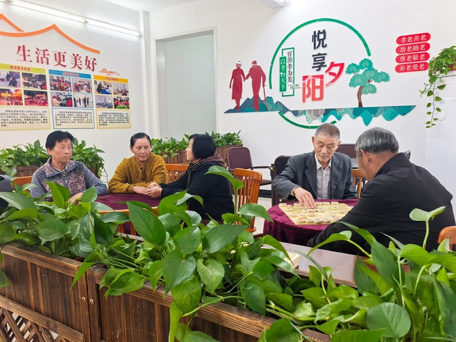 圖為湖北省咸寧市嘉魚縣潘家灣鎮(zhèn)四邑村養(yǎng)老服務(wù)驛站一角（2024年11月5日攝）。新華社記者 肖藝九 攝