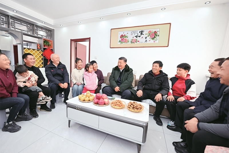 2025年1月22日至24日，中共中央總書記、國家主席、中央軍委主席習近平冒著嚴寒來到遼寧，看望慰問基層干部群眾。這是22日下午，習近平在葫蘆島市綏中縣明水滿族鄉(xiāng)祝家溝村考察時，同村民王寶維一家圍坐一起拉家常。 新華社記者 謝環(huán)馳/攝