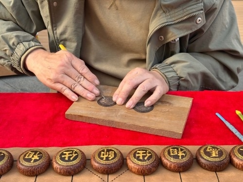 柯秋楓正在雕刻。人民網(wǎng) 陳葉欣攝