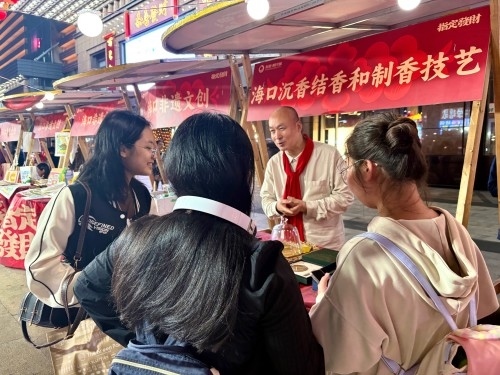 魏希望在非遺集市上介紹沉香。人民網(wǎng) 陳葉欣攝