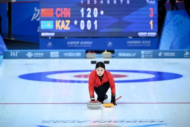 2月4日，中國(guó)隊(duì)選手韓雨在比賽中擲壺。新華社記者 江漢 攝