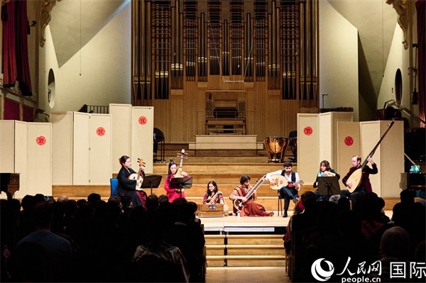 英國中樂團(tuán)和倫敦魯特琴樂團(tuán)演奏《絲綢之韻》。楊浩鵬攝