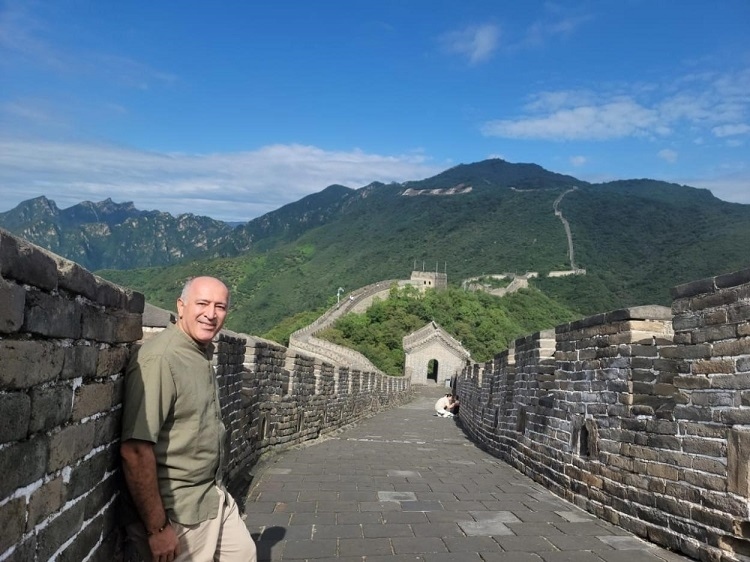 瓦里夫·庫邁哈在游覽長城時留影。受訪者供圖