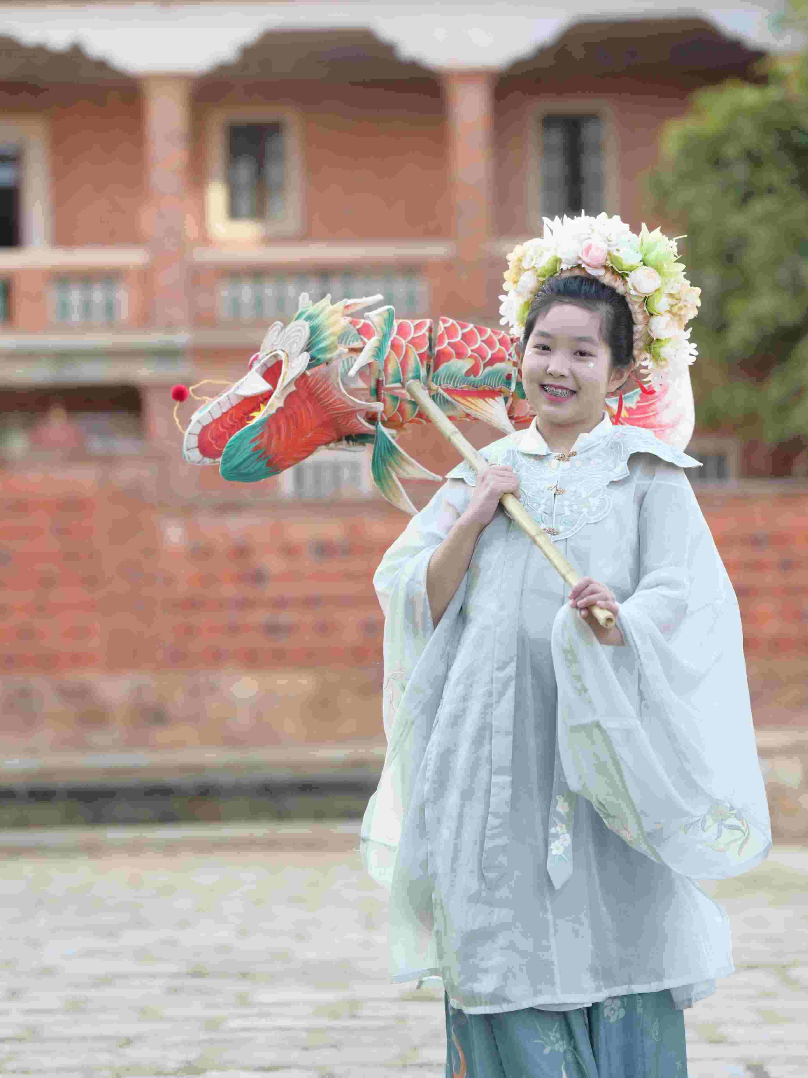 在泉州，沈女士為女兒拍下頭戴簪花的照片。受訪者供圖