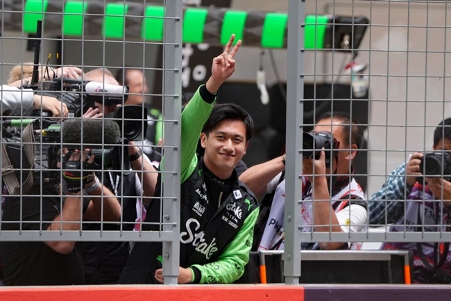 2024年4月19日，索伯車隊(duì)中國車手周冠宇（中）在練習(xí)賽前向觀眾致意。當(dāng)日，F(xiàn)1中國大獎賽在上海開賽。中國車手周冠宇主場首秀參賽。新華社記者 夏一方攝