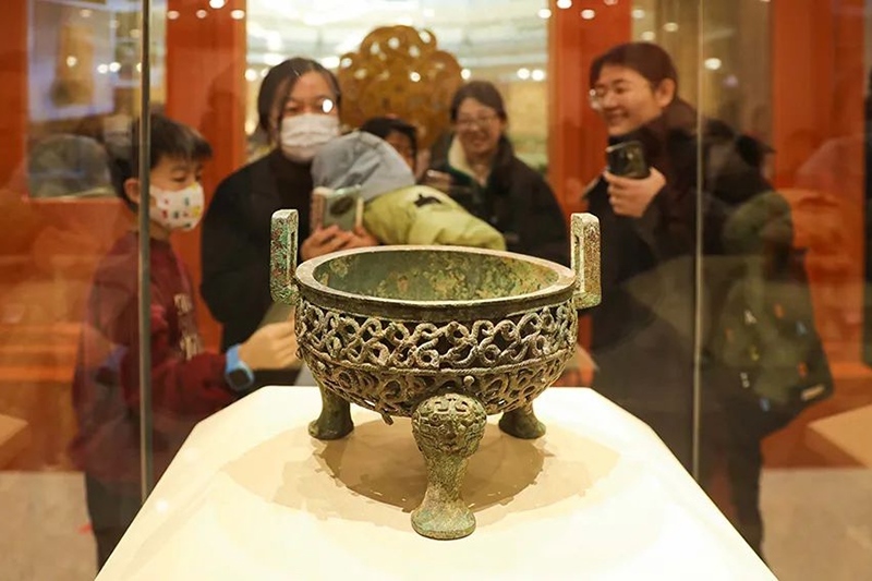 “尋蛇——藏在山西博物院里的蛇”展出的蟠蛇紋鏤空鼎。山西博物院供圖
