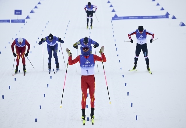 2月8日，王強(qiáng)（中）慶祝奪冠。新華社記者 張龍攝