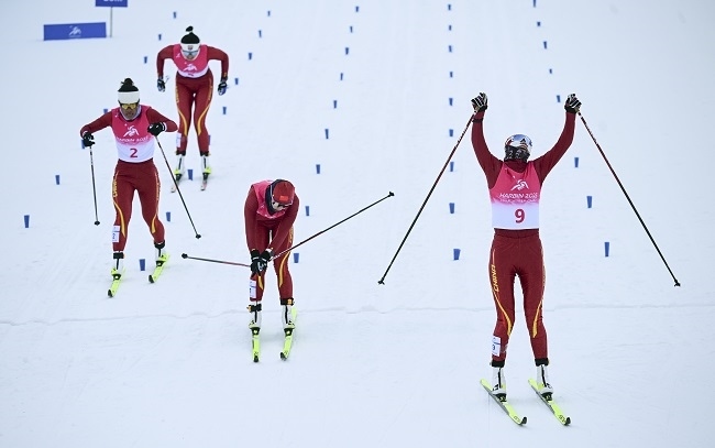 2月8日，李磊（右一）沖過終點(diǎn)后慶祝奪冠。新華社記者 張龍攝