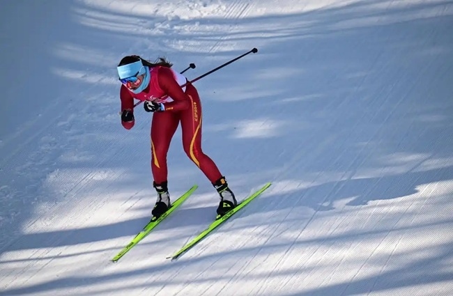 2月9日，中國隊(duì)選手巴亞尼·加林在比賽中。新華社記者 張龍攝