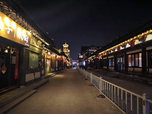 道歉公告發(fā)布后，夜晚10時(shí)的古城。人民網(wǎng)記者 黃鈺攝