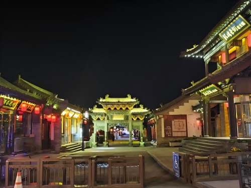 道歉公告發(fā)布后，凌晨5時(shí)的古城。人民網(wǎng)記者 黃鈺攝