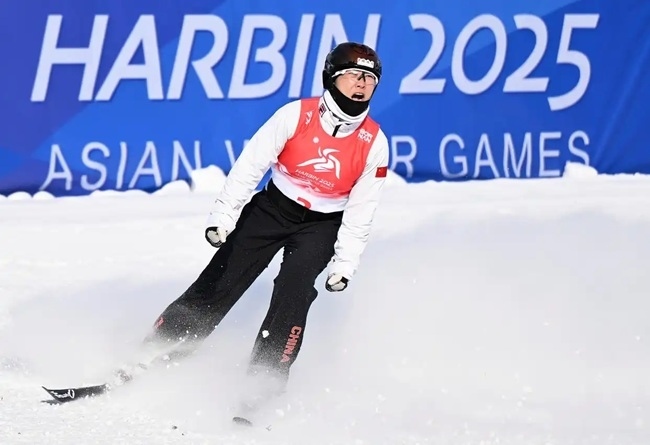 2月9日，徐夢(mèng)桃在完成動(dòng)作后慶祝。新華社記者 夏一方攝