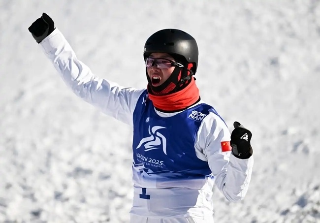 2月9日，李心鵬在比賽后慶祝。新華社記者 夏一方攝