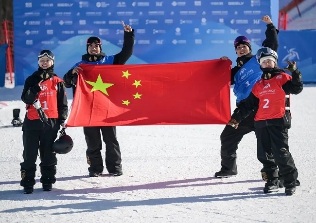 2月10日，中國(guó)隊(duì)選手張小楠、楊文龍、姜鑫杰與熊詩芮（從左至右）在比賽后慶祝。新華社記者 楊青攝