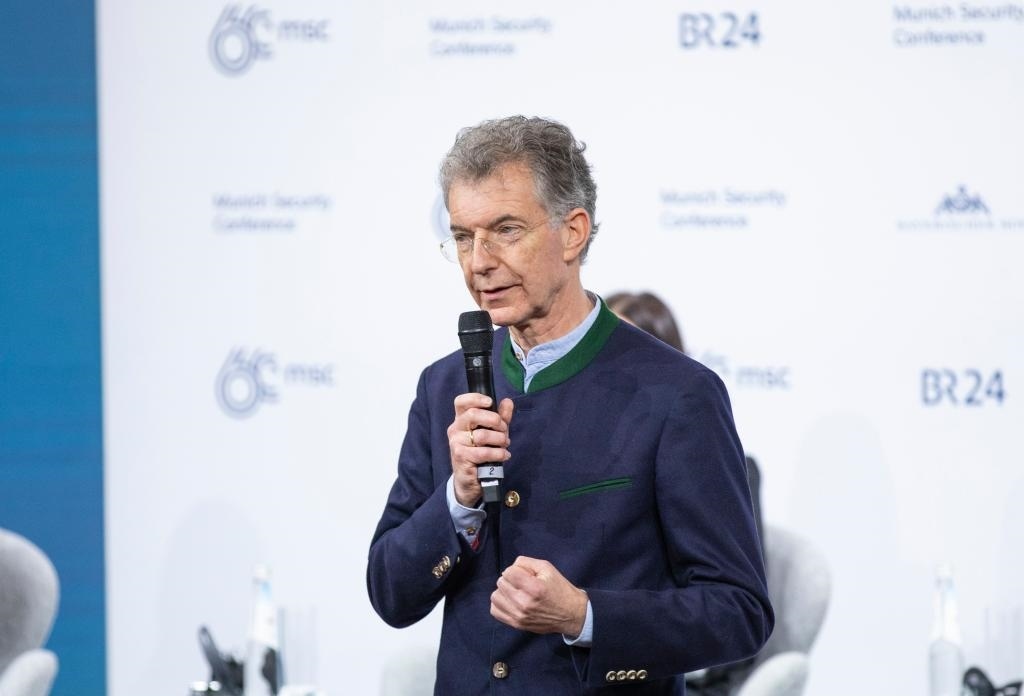 2024年2月18日，慕安會(huì)主席克里斯托夫·霍伊斯根在德國(guó)慕尼黑舉行的第60屆慕尼黑安全會(huì)議上發(fā)表閉幕致辭。新華社記者 張帆 攝