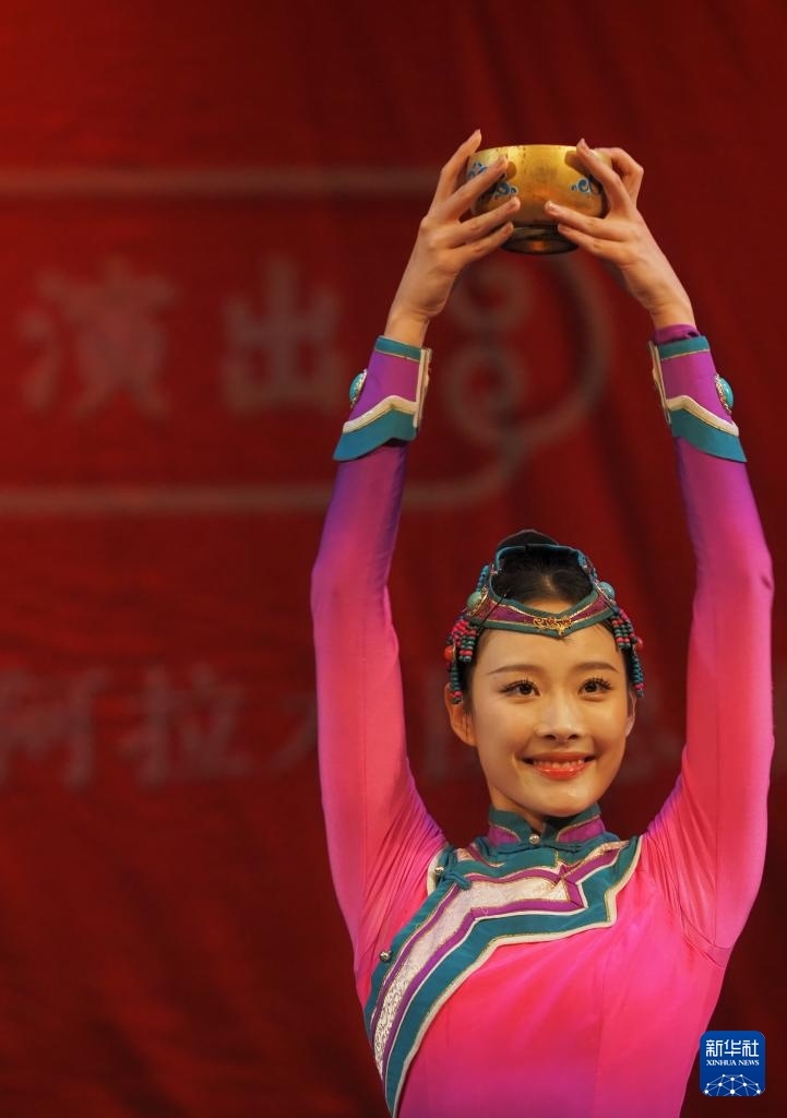 2月11日，在哈薩克斯坦阿拉木圖的阿拜國家歌劇和芭蕾舞劇院，中國演員表演舞蹈。新華社記者 趙宇 攝