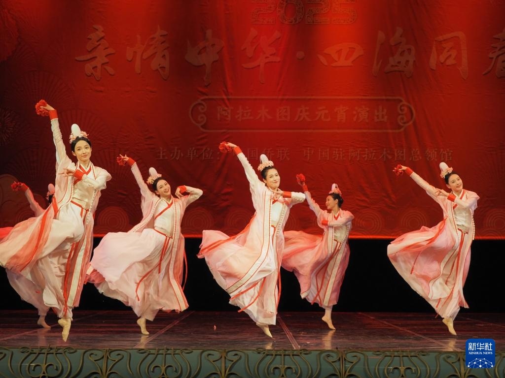 2月11日，在哈薩克斯坦阿拉木圖的阿拜國家歌劇和芭蕾舞劇院，中國演員表演舞蹈《元日霓裳》。新華社記者 趙宇 攝