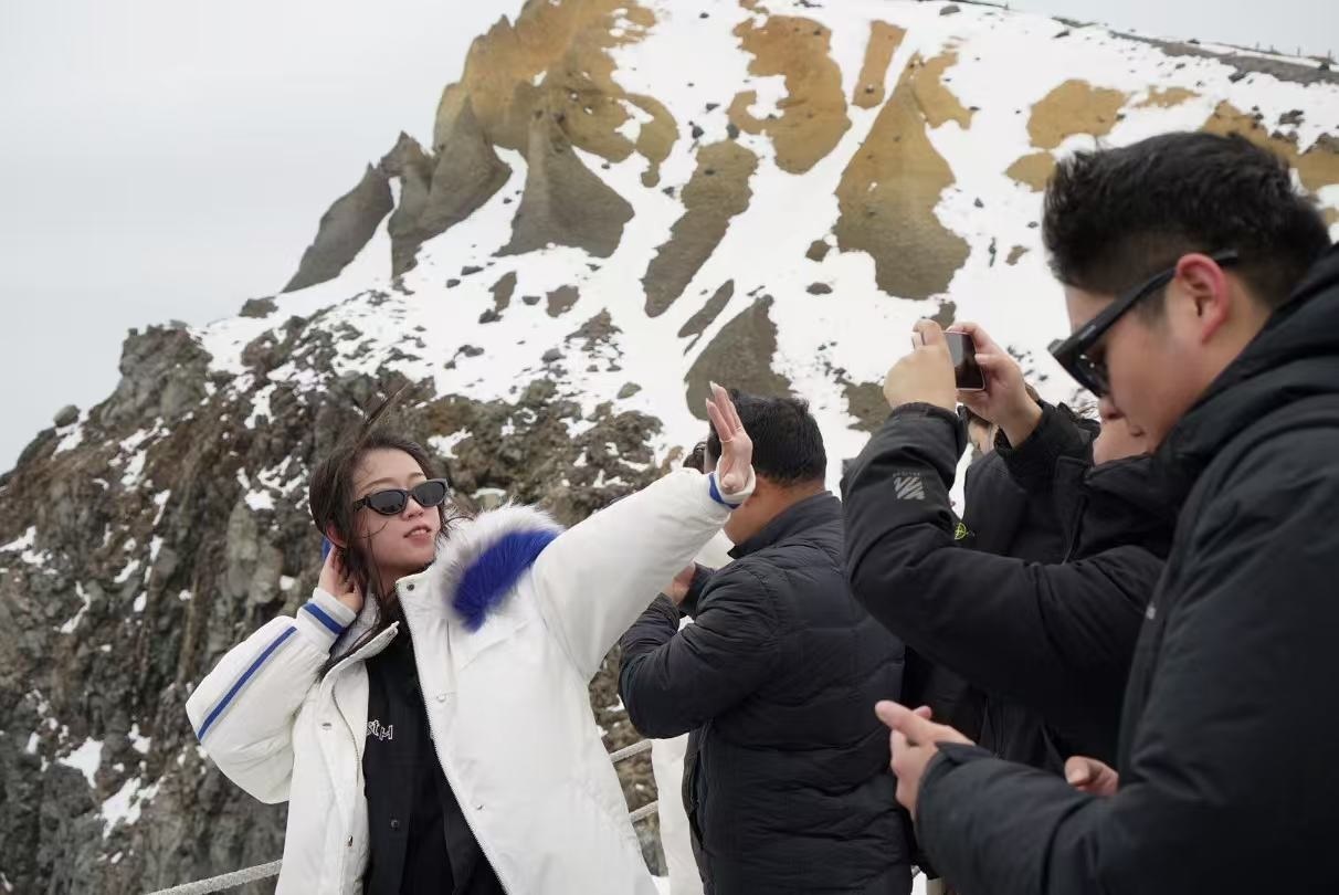 長(zhǎng)白山天池旁游客拍照留念。人民網(wǎng) 皇甫萬(wàn)里攝