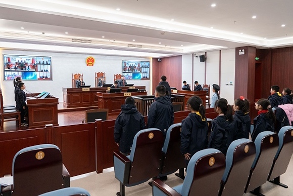 圖③：同學(xué)們開展模擬法庭活動(dòng)。
