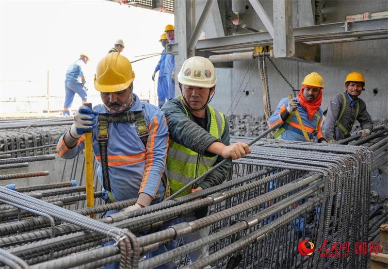 扎鋼筋。人民網(wǎng)塔里克·易卜拉欣攝