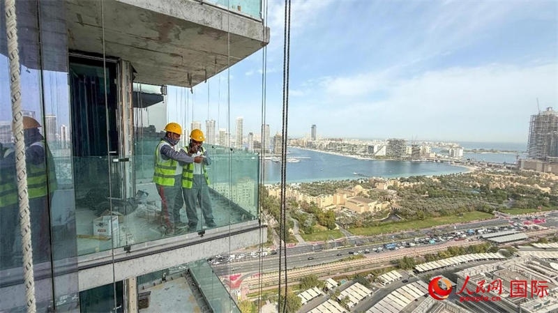 工人正在高層作業(yè)。人民網(wǎng)塔里克·易卜拉欣攝