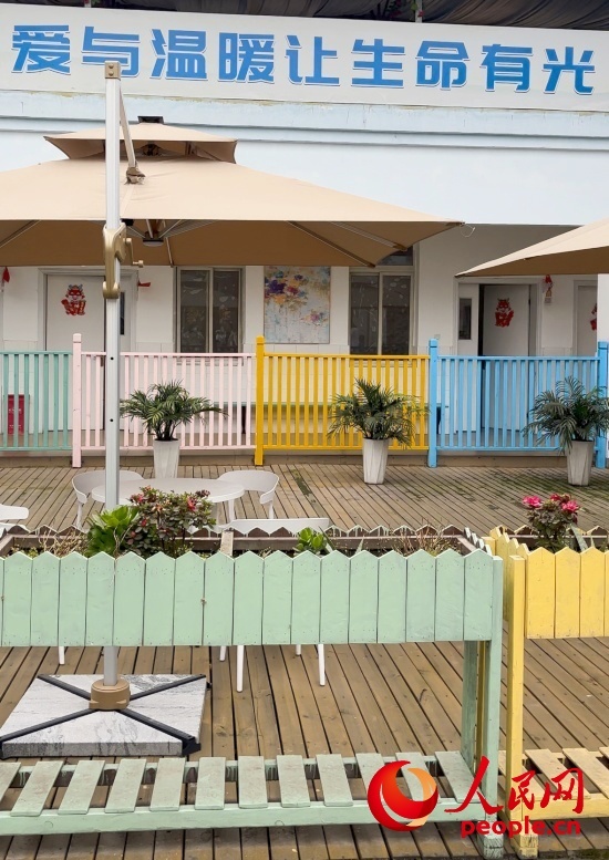 為讓“老小孩”住著開心，南泉鎮(zhèn)衛(wèi)生院設(shè)計成幼兒園風格。人民網(wǎng) 陳葉欣攝