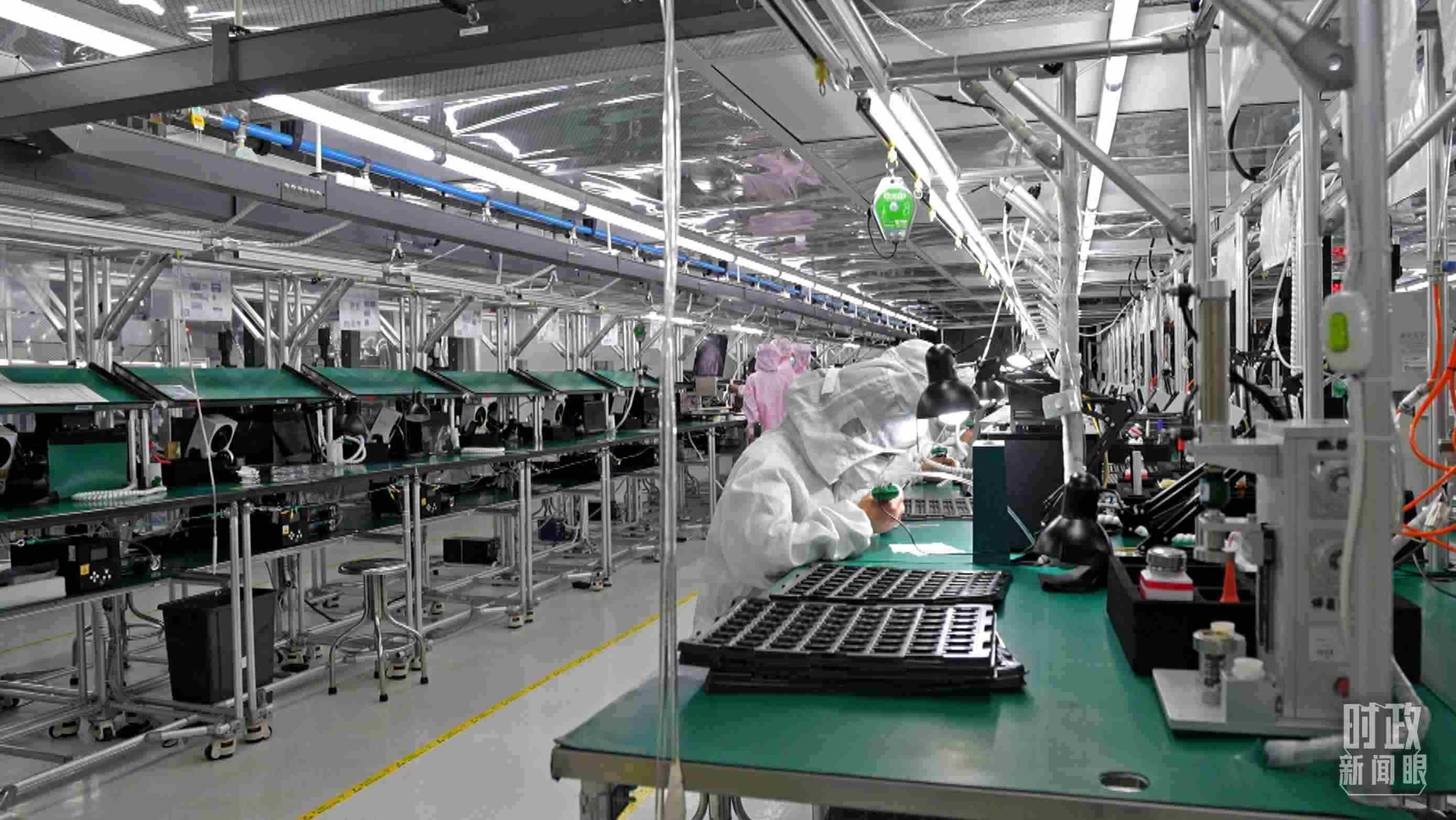 △四川省宜賓市極米光電有限公司的無塵車間光機組裝線。（總臺央視記者范學禹拍攝）