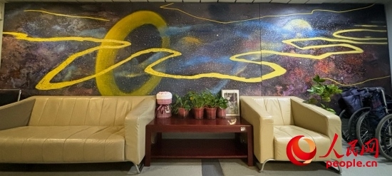 清華長庚醫(yī)院掛著一幅名為“生命長河”的畫，家屬將離世親人的名字寫在上面。人民網(wǎng) 陳葉欣攝