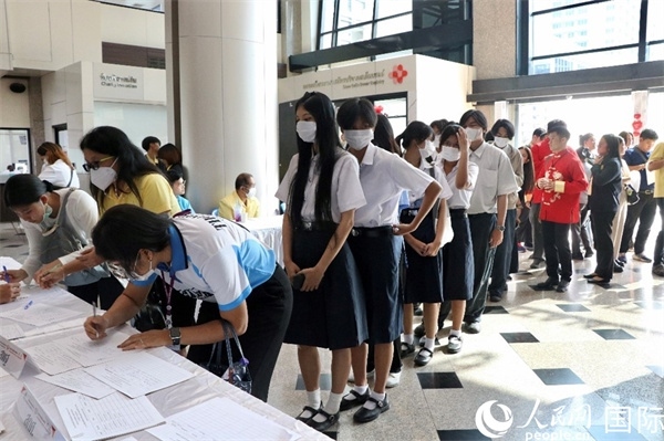 獻(xiàn)血者排隊(duì)填寫報(bào)名表。朱瀟逸攝