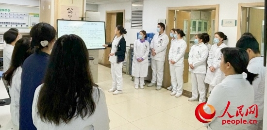 華西第四醫(yī)院姑息醫(yī)學(xué)科交班會(huì)上，護(hù)士介紹患者情況。人民網(wǎng)記者 金慧慧攝