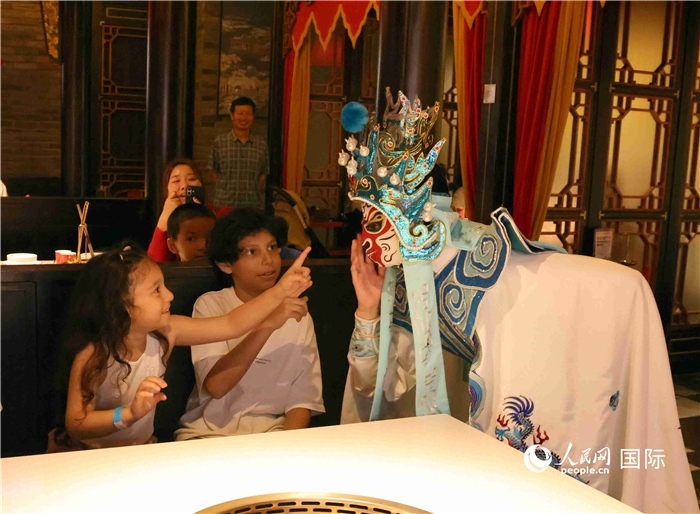 迪拜火鍋店里的川劇變臉表演。 人民網記者 管克江攝