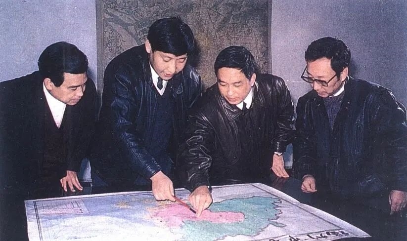 1991年12月，習近平與同事討論福州市戰(zhàn)略規(guī)劃設(shè)想。（圖源：《習近平在福州》）