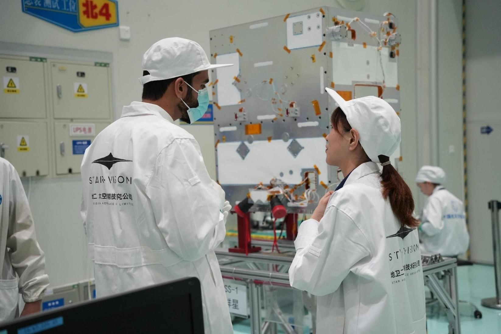 阿曼技術人員在中國接受培訓。阿曼蘭斯航天公司供圖