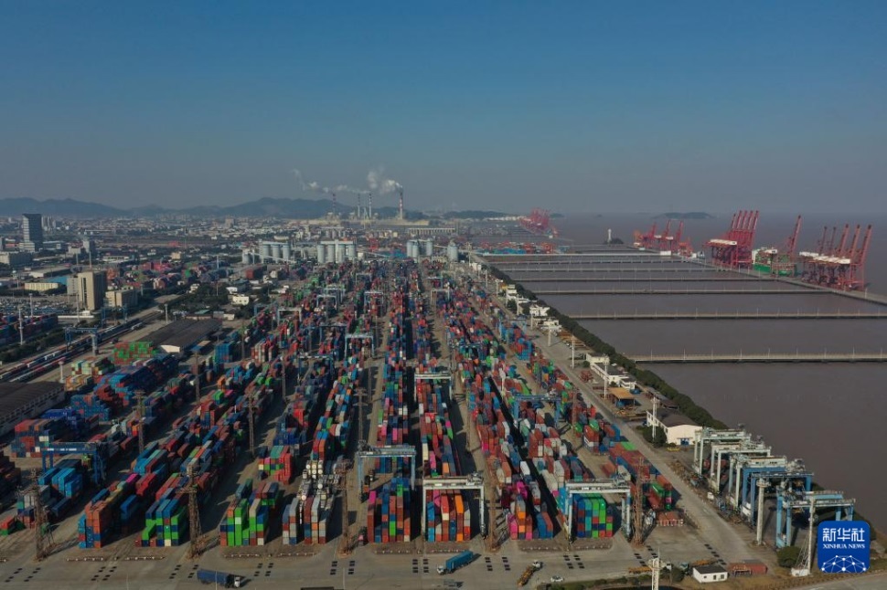  1月24日拍攝的寧波舟山港北侖港區(qū)集裝箱碼頭。 新華社記者 黃宗治 攝