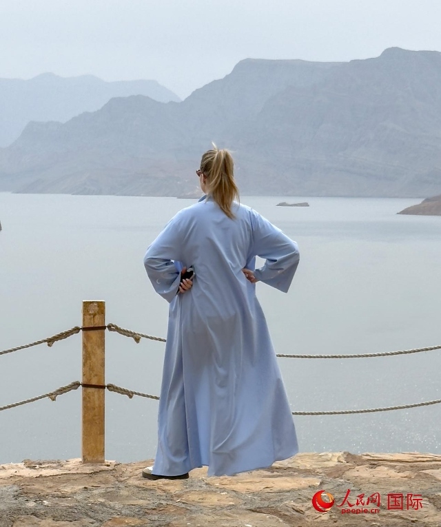 圖為一名游客正在俯瞰阿拉伯灣。人民網(wǎng) 塔里克·易卜拉欣攝