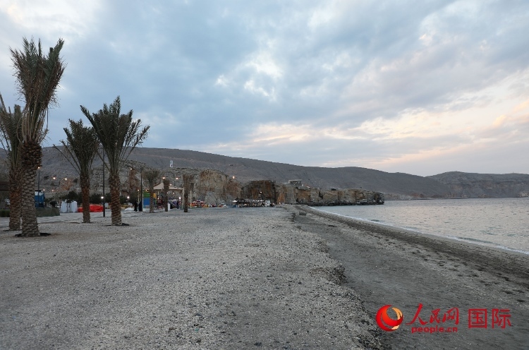 圖為阿曼穆桑代姆一處海灘公園。人民網(wǎng)記者 沈小曉攝