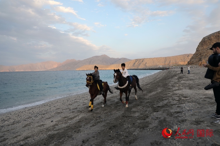 圖為游客在穆桑代姆一處海灘公園休閑玩耍。人民網(wǎng)記者 沈小曉攝