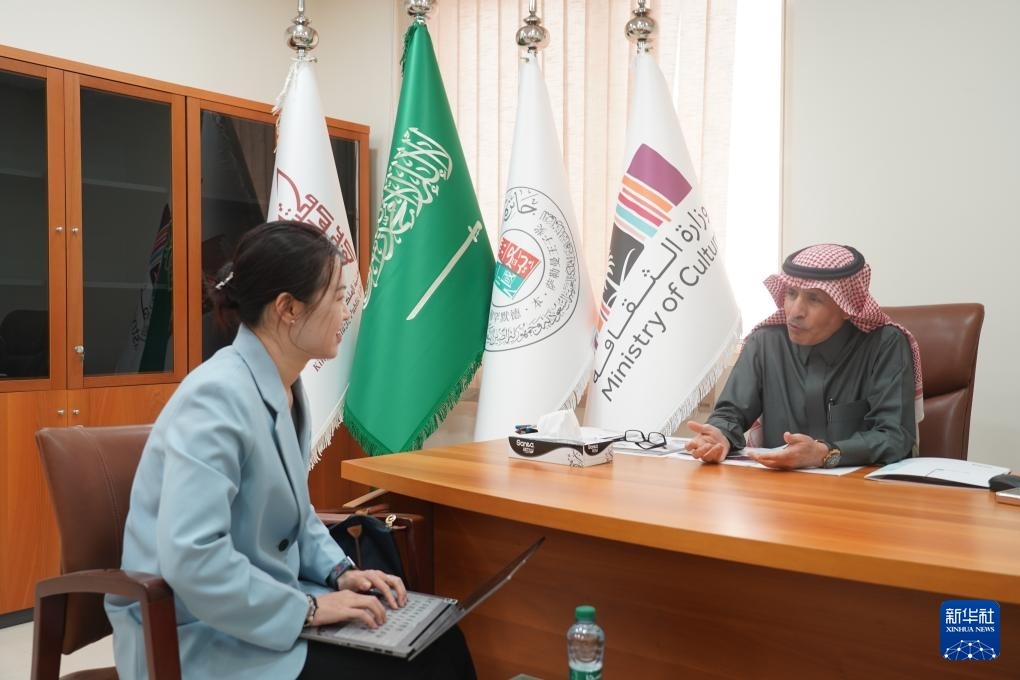 2月19日，“穆罕默德·本·薩勒曼王子沙特-中國文化合作獎”（簡稱“穆罕默德·本·薩勒曼王子獎”）秘書長阿卜杜勒·穆赫辛·阿基利（右）在沙特首都利雅得接受新華社記者專訪。新華社記者 尹炣 攝