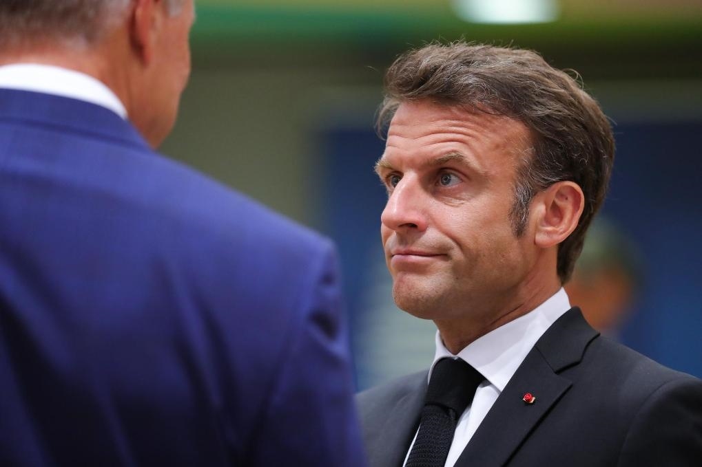 2023年6月29日，在比利時布魯塞爾，法國總統(tǒng)馬克龍（右）準(zhǔn)備出席歐盟峰會。新華社記者鄭煥松攝