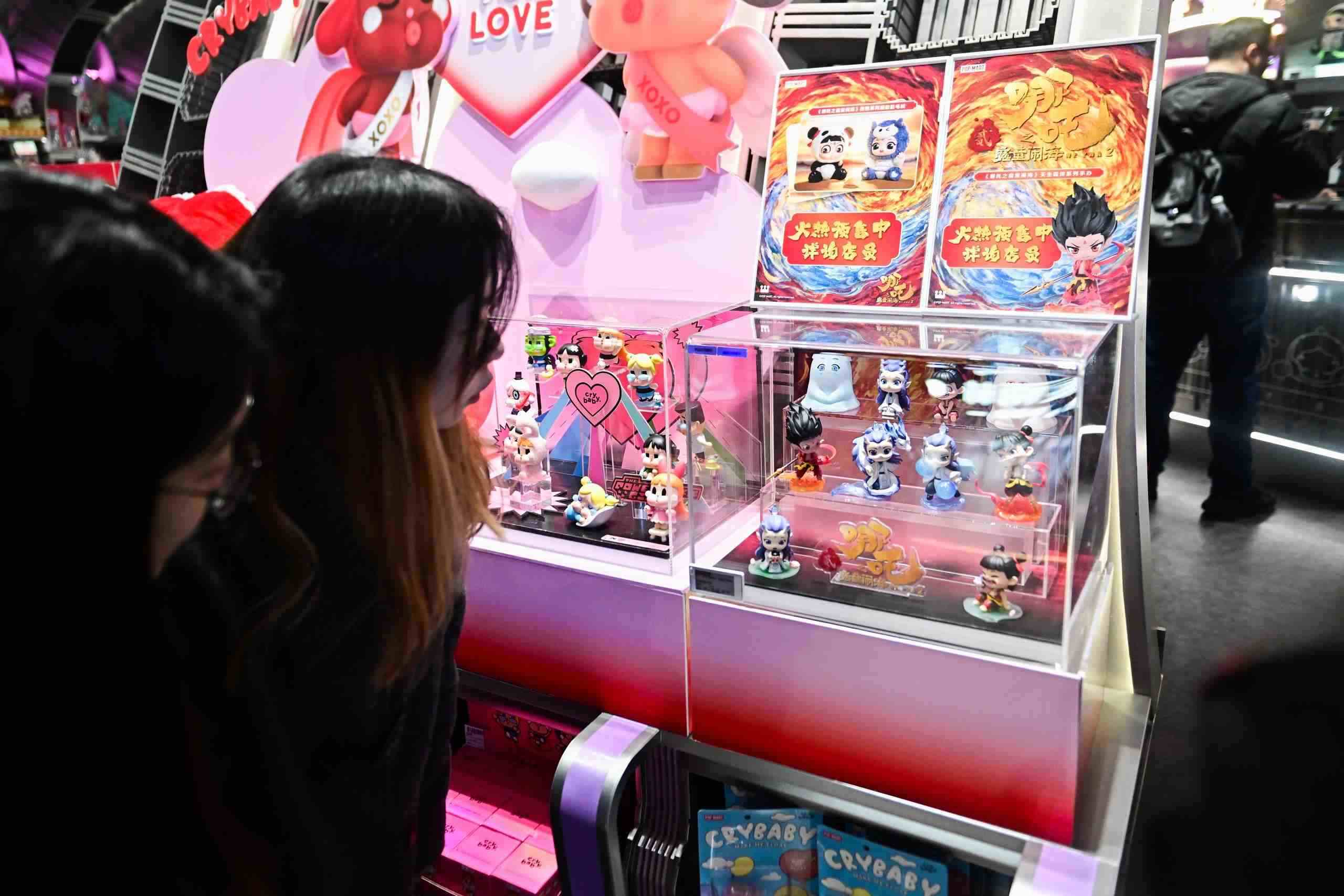 △2025年2月22日，上海，市民在圍觀《哪吒之魔童鬧?！废嚓P(guān)手辦盲盒。