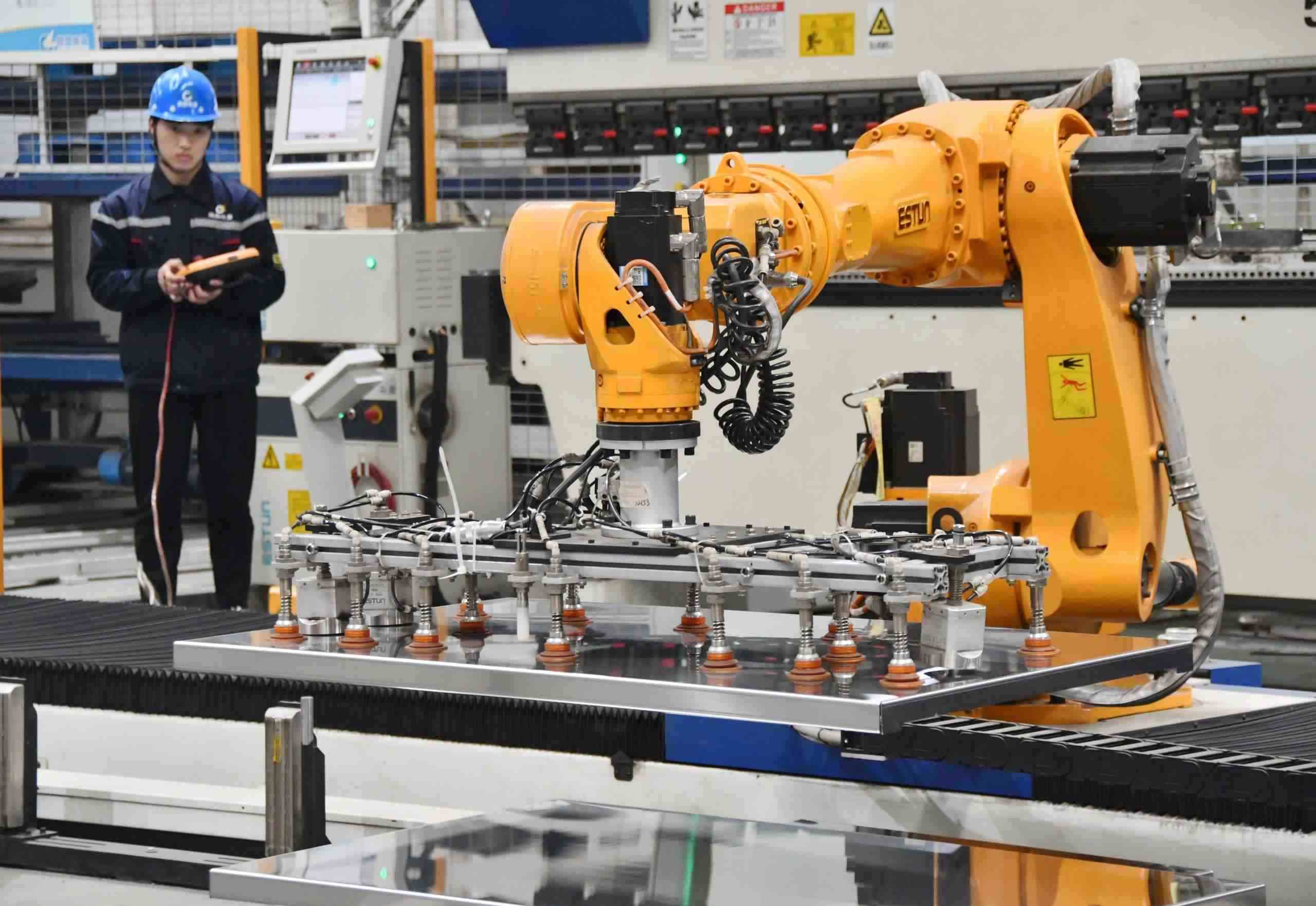 △2025年2月21日，河北邯鄲永年區(qū)工業(yè)園區(qū)的一家企業(yè)，工人正在操控工業(yè)機(jī)器人作業(yè)。