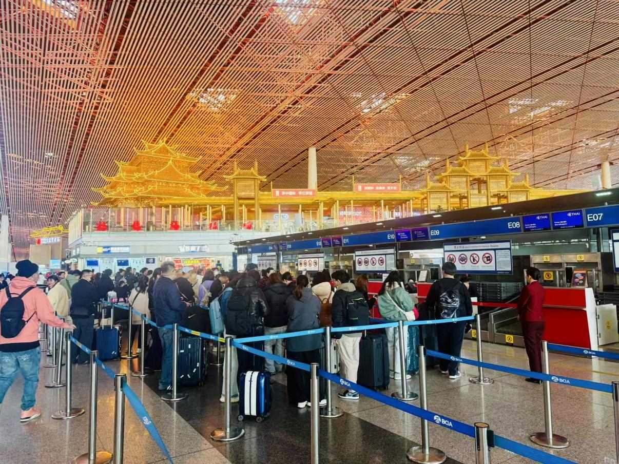 旅客在首都機(jī)場值機(jī)柜臺(tái)辦理乘機(jī)手續(xù)。人民網(wǎng)記者 喬雪峰攝