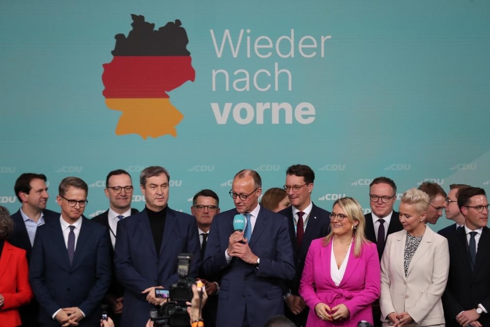 2月23日，在德國柏林的基督教民主聯(lián)盟總部，聯(lián)盟黨總理候選人默茨（中）在出口民調(diào)顯示領(lǐng)先后接受祝賀。新華社記者杜哲宇攝