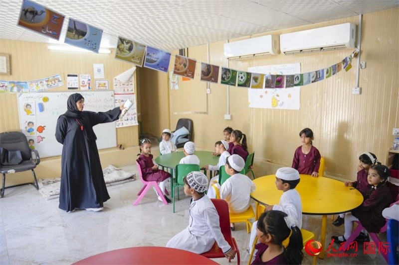 在庫姆扎爾的學(xué)校，老師正在給孩子們上課。人民網(wǎng) 塔里克·易卜拉欣攝