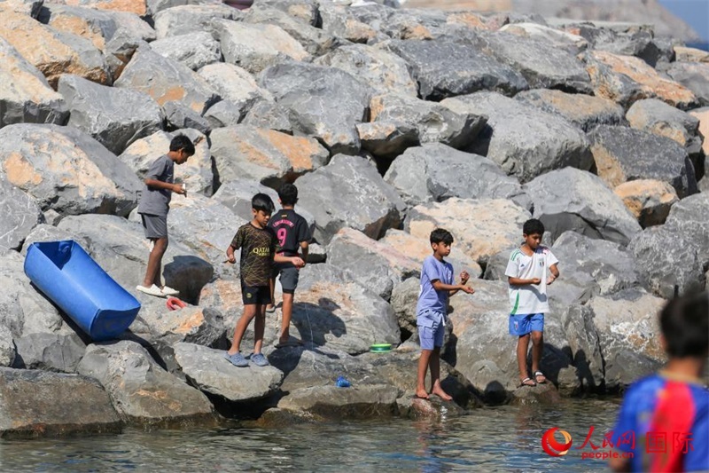 在海邊玩耍的孩子們。人民網(wǎng) 塔里克·易卜拉欣攝