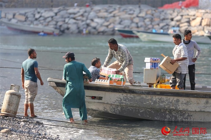 當(dāng)?shù)厝藗冊谶\(yùn)送生活物資。人民網(wǎng) 塔里克·易卜拉欣攝