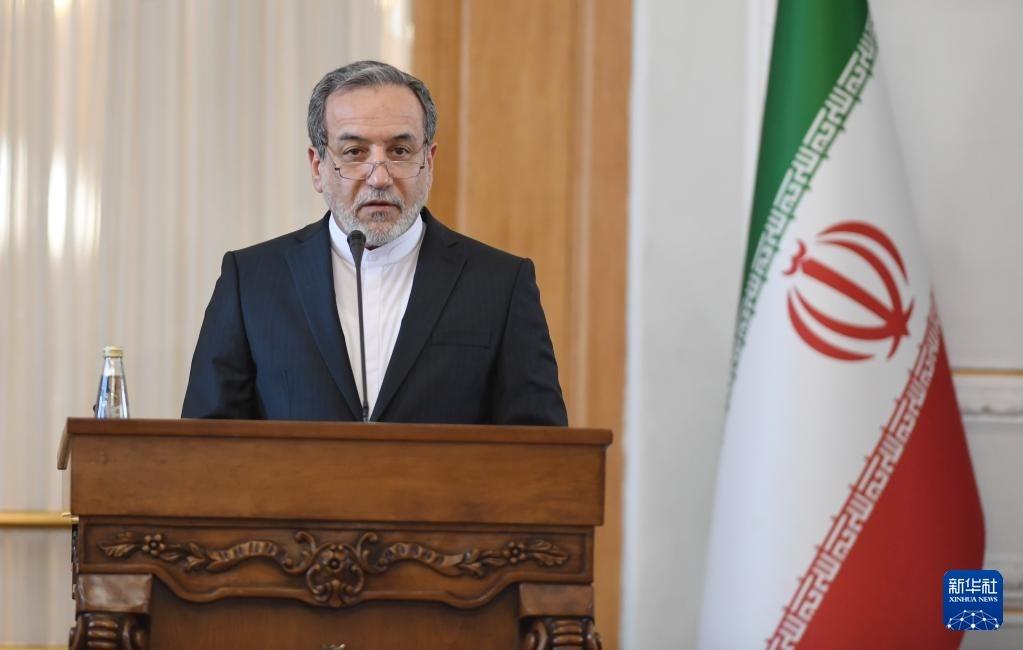 2月25日，在伊朗德黑蘭，伊朗外交部長(zhǎng)阿拉格齊出席聯(lián)合新聞發(fā)布會(huì)。新華社記者 沙達(dá)提 攝