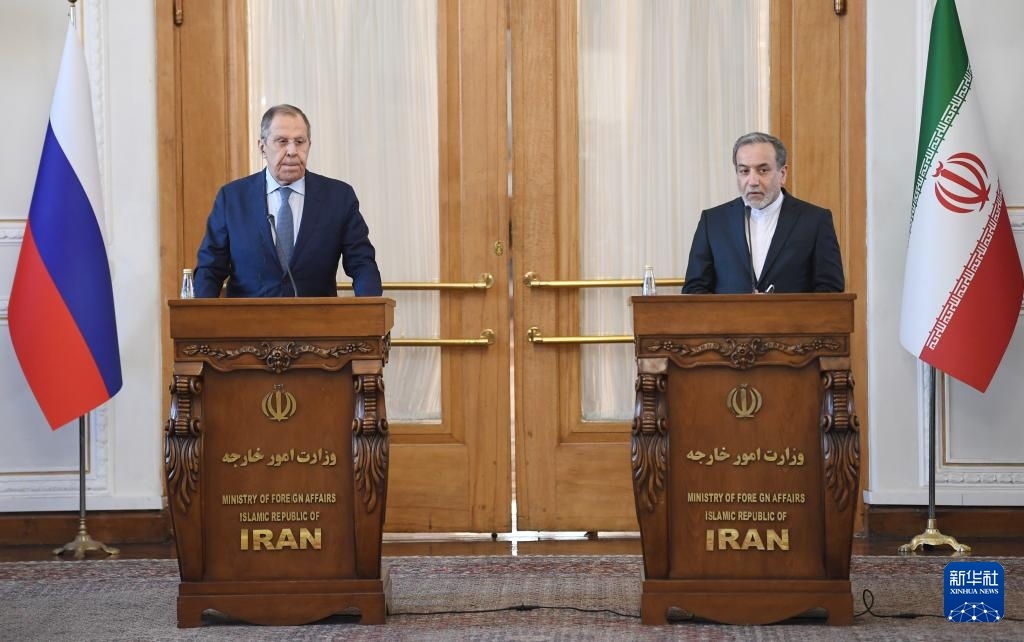 2月25日，在伊朗德黑蘭，伊朗外交部長(zhǎng)阿拉格齊（右）與俄羅斯外長(zhǎng)拉夫羅夫出席聯(lián)合新聞發(fā)布會(huì)。新華社記者 沙達(dá)提 攝
