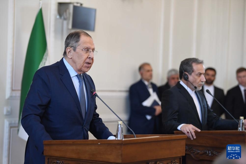 2月25日，在伊朗德黑蘭，俄羅斯外長(zhǎng)拉夫羅夫（左）與伊朗外交部長(zhǎng)阿拉格齊出席聯(lián)合新聞發(fā)布會(huì)。新華社記者 沙達(dá)提 攝