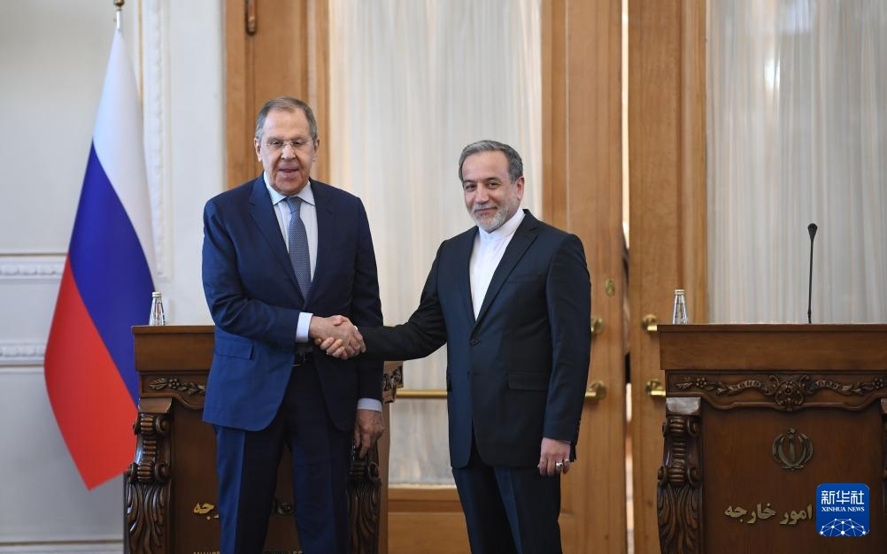 2月25日，在伊朗德黑蘭，伊朗外交部長(zhǎng)阿拉格齊（右）與俄羅斯外長(zhǎng)拉夫羅夫出席聯(lián)合新聞發(fā)布會(huì)。新華社記者 沙達(dá)提 攝